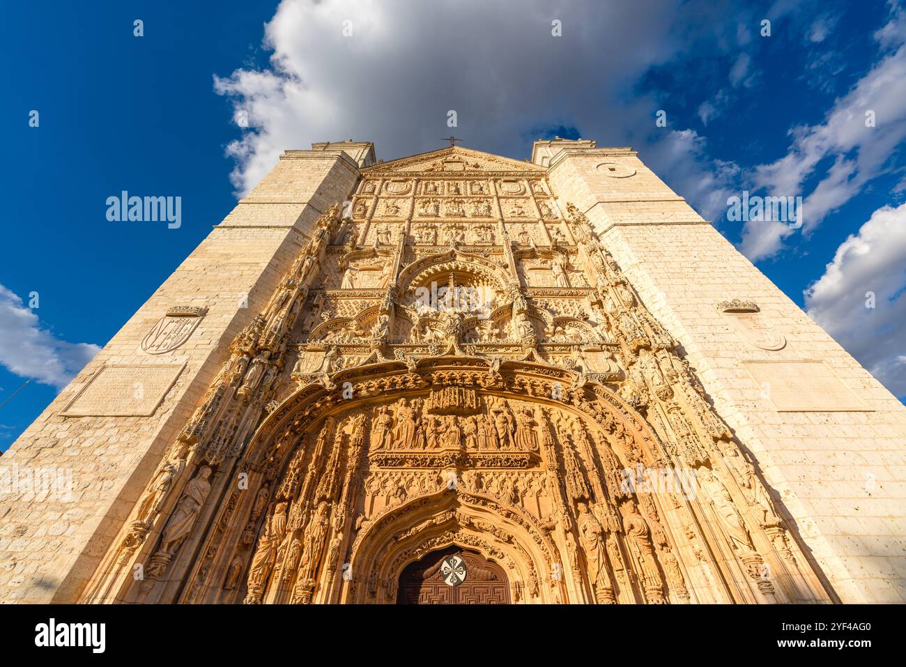 Valladolid, Spagna. 17 agosto 2024. Facciata principale in stile gotico Isabellino della Chiesa di San Pablo Foto Stock