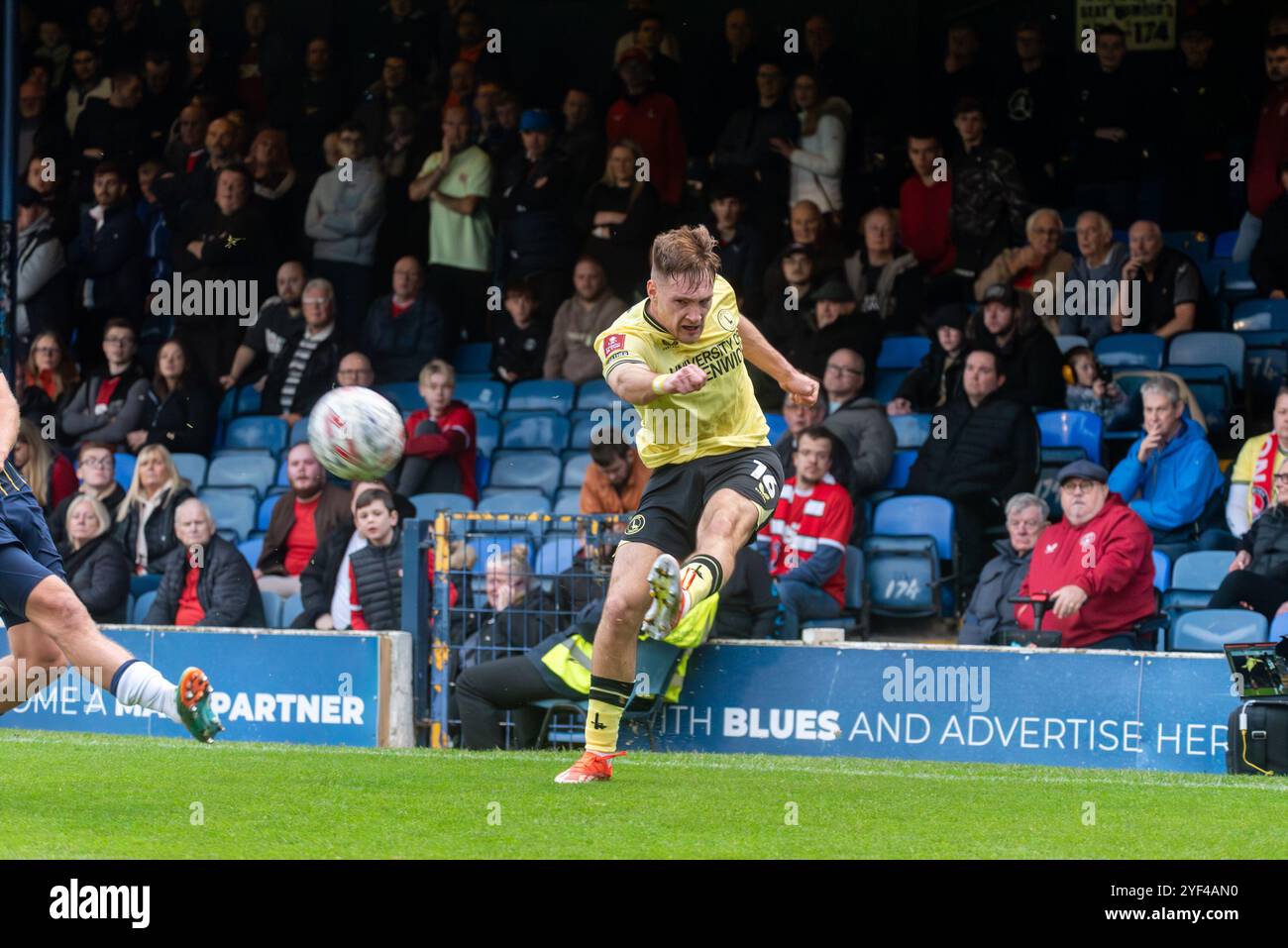 Josh Edwards di Charlton come Southend Utd gioca al Charlton Athletic nel primo turno di fa Cup a Roots Hall, Southend on Sea, Essex, Regno Unito Foto Stock