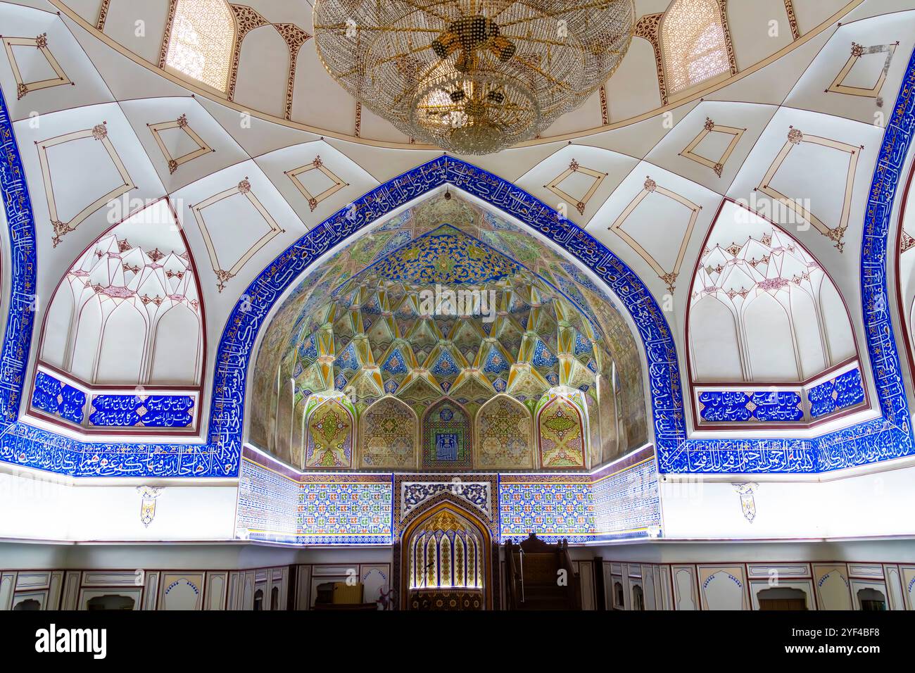 L'interno della Moschea Bolo-Hauz è decorato con volte in stile muqarnas, in particolare nell'anticamera adiacente al mihrab. La moschea di Bolo-Hauz è una Foto Stock