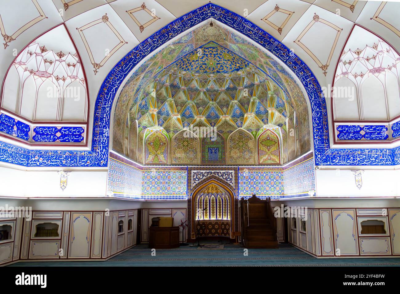 L'interno della Moschea Bolo-Hauz è decorato con volte in stile muqarnas, in particolare nell'anticamera adiacente al mihrab. La moschea di Bolo-Hauz è una Foto Stock
