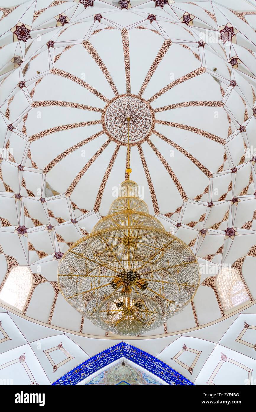 Gli interni della Moschea Bolo-Hauz sono decorati con volte in stile muqarnas, in particolare nell'anticamera adiacente al mihrab. La moschea di Bolo-Hauz è una Foto Stock