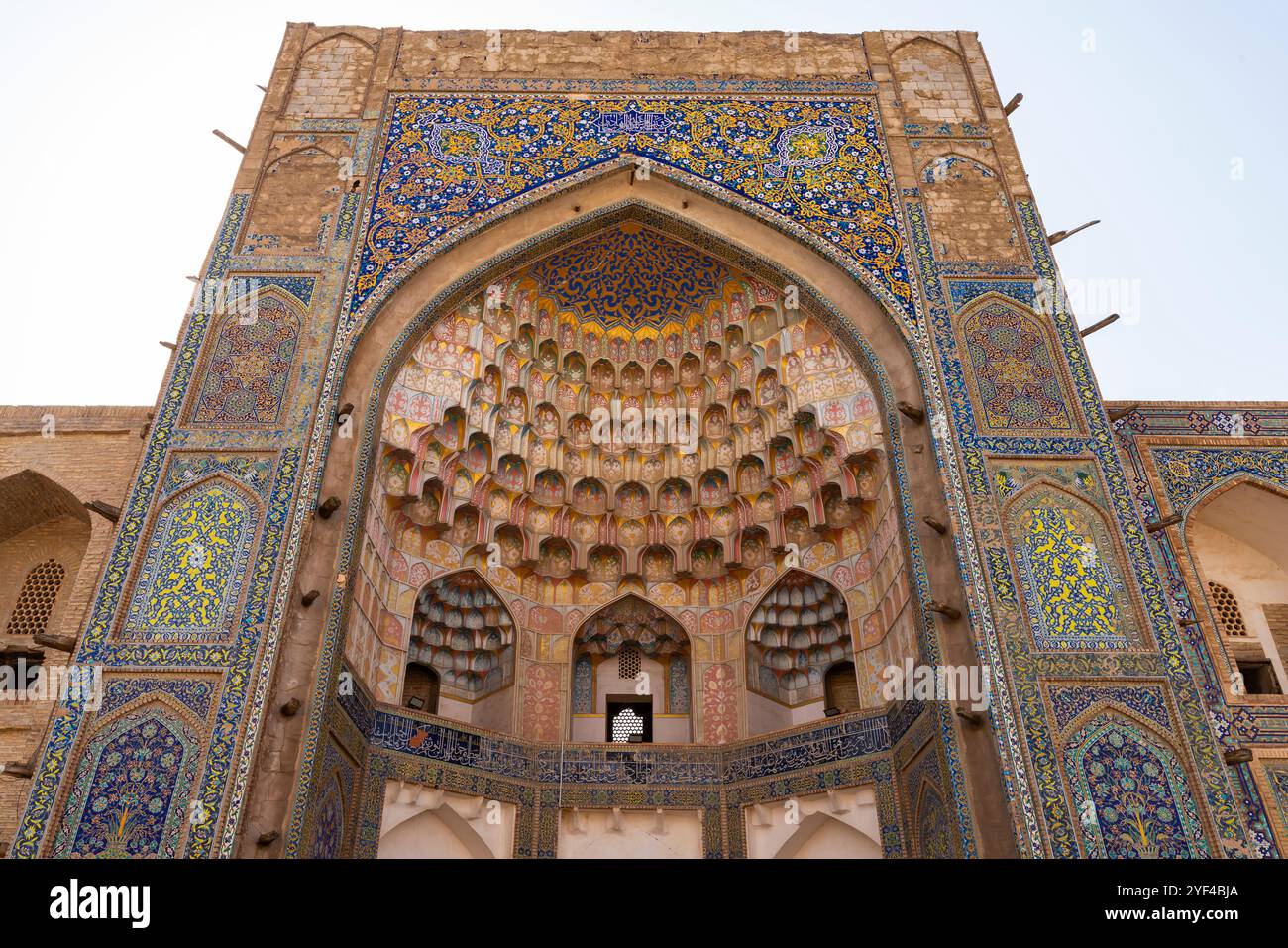 Ingresso principale alla Madrasa Abdullakhan (istituto educativo) o alla Madrassah Abdulaziz Khan, alla città vecchia di Bukhara, Uzbekistan. La madrasa Abdullakhan è loc Foto Stock