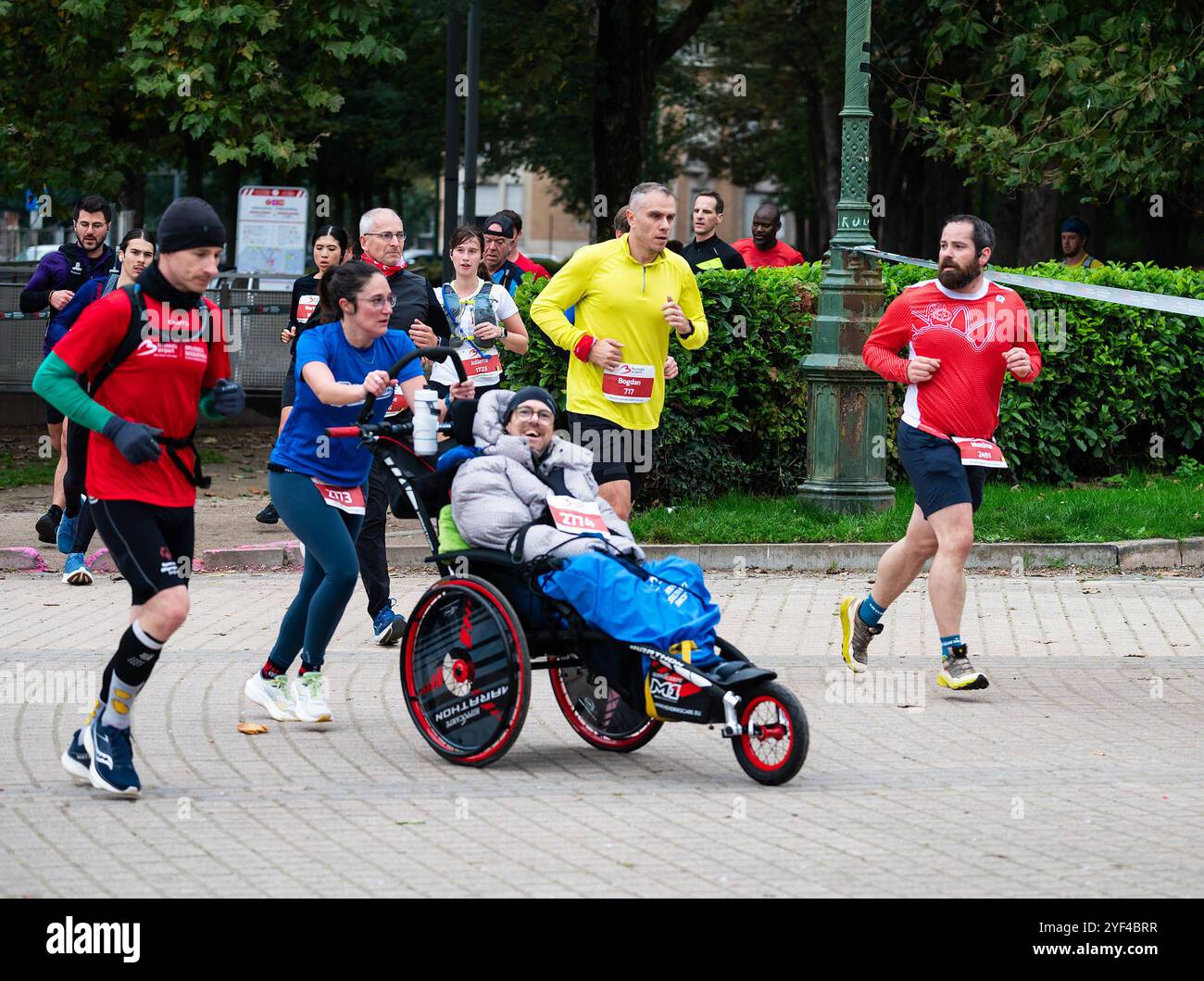 Corridori alla maratona e mezza maratona dell'aeroporto di Bruxelles 2024, Elisabeth Park Koekelberg, Brusels, Belgio, 3 novembre, 2024 Foto Stock