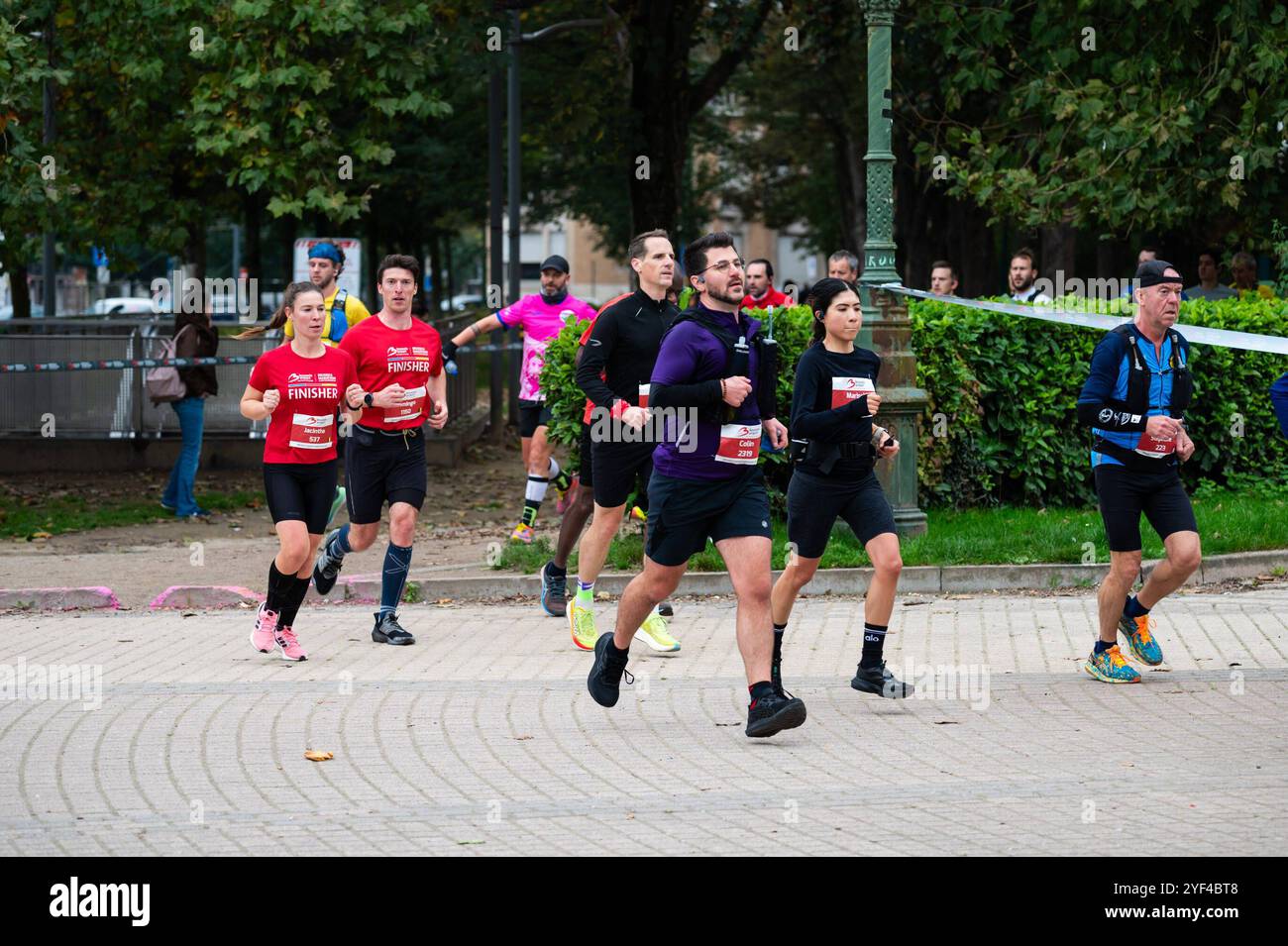 Corridori alla maratona e mezza maratona dell'aeroporto di Bruxelles 2024, Elisabeth Park Koekelberg, Brusels, Belgio, 3 novembre, 2024 Foto Stock