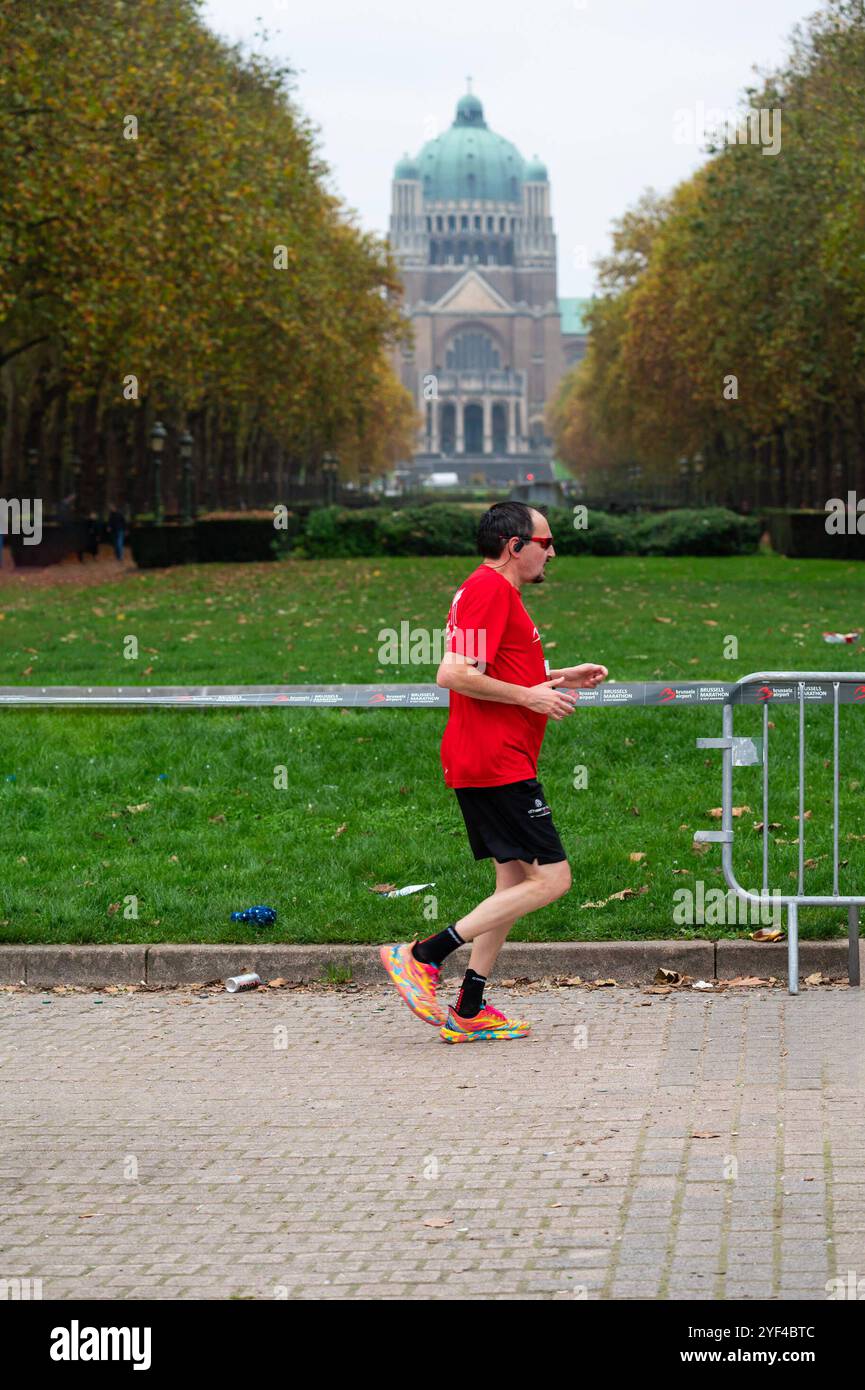 Corridori alla maratona e mezza maratona dell'aeroporto di Bruxelles 2024, Elisabeth Park Koekelberg, Brusels, Belgio, 3 novembre, 2024 Foto Stock