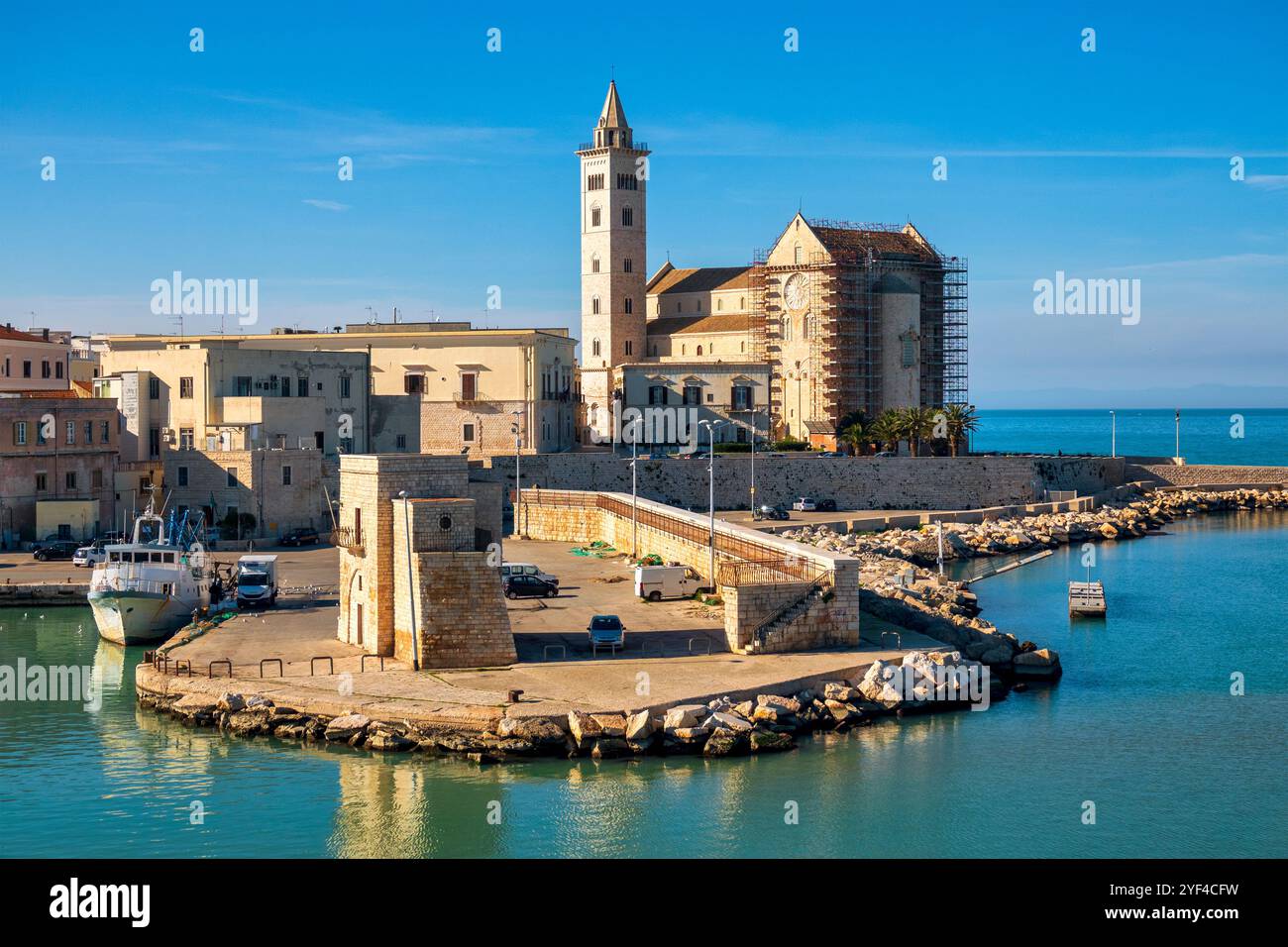 Vista della Cattedrale di Trani e del porto dalla Villa Comunale Belvedere, Trani, Italia Foto Stock