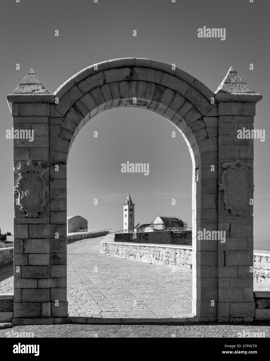 Vista in bianco e nero della Cattedrale di Trani incorniciata dallo storico Arco dei militari a Trani, Italia. Foto Stock