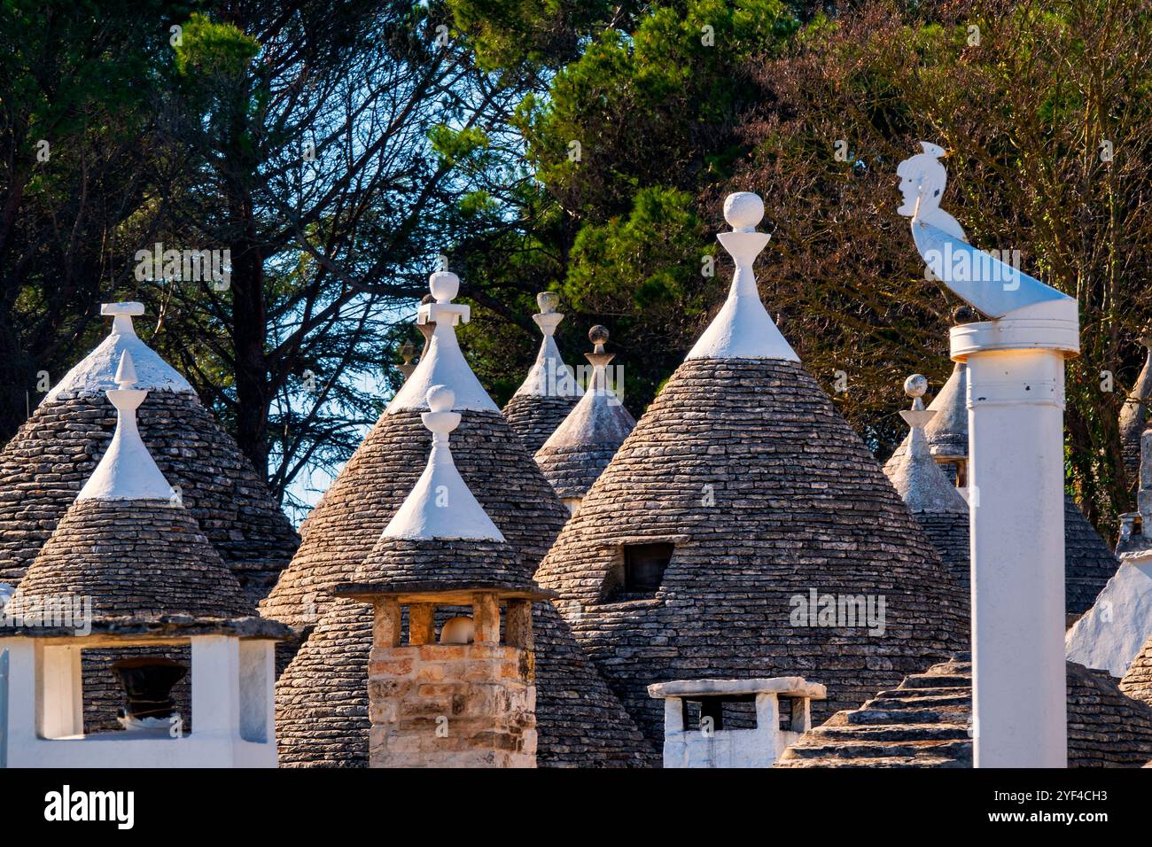 Primo piano dei tetti dei trulli di Alberobello, con le loro distinte forme di cono in pietra, l'Italia. Foto Stock