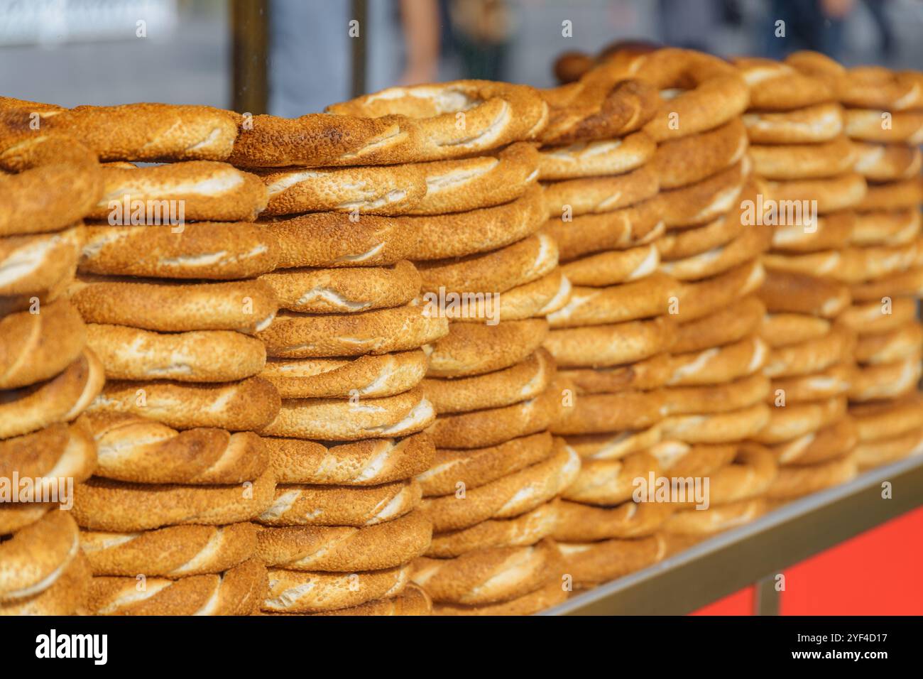 Simit (pane circolare) su un carrello di venditori ambulanti, Istanbul, Turchia Foto Stock