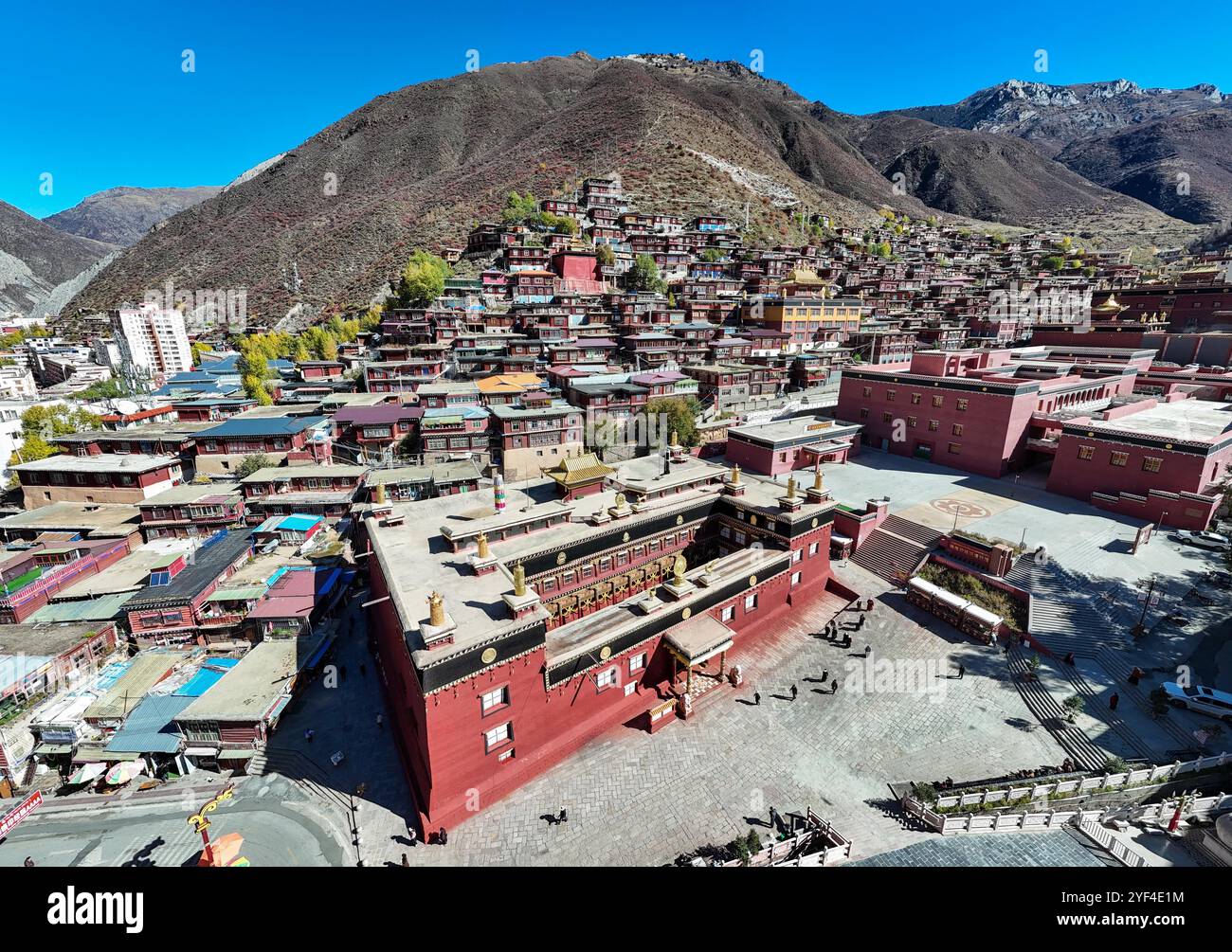 (241103) -- DEGE, 3 novembre 2024 (Xinhua) -- Una foto scattata con un drone il 2 novembre 2024 mostra la Dege Sutra Printing House nella contea di Dege della prefettura autonoma tibetana di Garze, nella provincia del Sichuan della Cina sud-occidentale. Costruita nel 1729, la Dege Sutra Printing House conserva in buone condizioni 325.520 lastre da stampa a taglio di legno contenenti significativi classici tibetani risalenti all'XI secolo. La maggior parte dei blocchi sono stati scolpiti tra il XVIII e la metà del XX secolo. I blocchi di stampa ospitati presso la Dege Sutra Printing House di Sichuan sono stati elencati in questo maggio come patrimonio documentario sull'Asia PAC Foto Stock