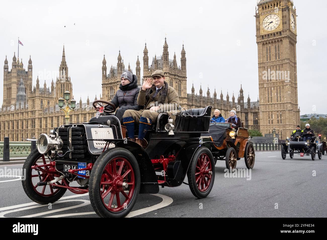 Londra, Regno Unito. 3 novembre 2024. Partecipanti al Westminster Bridge durante la 128a corsa di auto da Londra a Brighton Veteran Car Run. I veicoli d'epoca precedenti al 1905 celebrano l'Emancipation Run e il Locomotives on Highway Act, aumentando il limite di velocità da 4 mph a 14 mph, eliminando la necessità che i veicoli siano preceduti da un uomo che sventolava una bandiera rossa di avvertimento, dando agli automobilisti la libertà della strada. Quest'anno, l'evento celebra i 120 anni del Ladies Automobile Club. Crediti: Stephen Chung / Alamy Live News Foto Stock