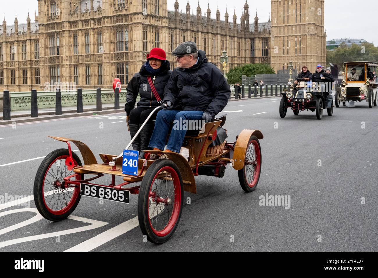 Londra, Regno Unito. 3 novembre 2024. Partecipanti al Westminster Bridge durante la 128a corsa di auto da Londra a Brighton Veteran Car Run. I veicoli d'epoca precedenti al 1905 celebrano l'Emancipation Run e il Locomotives on Highway Act, aumentando il limite di velocità da 4 mph a 14 mph, eliminando la necessità che i veicoli siano preceduti da un uomo che sventolava una bandiera rossa di avvertimento, dando agli automobilisti la libertà della strada. Quest'anno, l'evento celebra i 120 anni del Ladies Automobile Club. Crediti: Stephen Chung / Alamy Live News Foto Stock