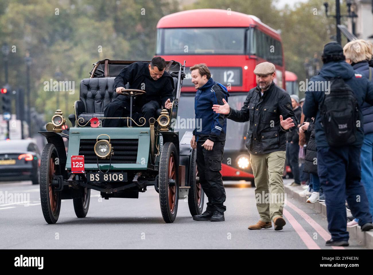 Londra, Regno Unito. 3 novembre 2024. Partecipanti ad una Haynes-Apperson del 1902, proprietario Daniel Nash, abbattono il ponte di Westminster durante la 128a corsa di auto da Londra a Brighton Veteran Car Run. I veicoli d'epoca precedenti al 1905 celebrano l'Emancipation Run e il Locomotives on Highway Act, aumentando il limite di velocità da 4 mph a 14 mph, eliminando la necessità che i veicoli siano preceduti da un uomo che sventolava una bandiera rossa di avvertimento, dando agli automobilisti la libertà della strada. Quest'anno, l'evento celebra i 120 anni del Ladies Automobile Club. Crediti: Stephen Chung / Alamy Live News Foto Stock