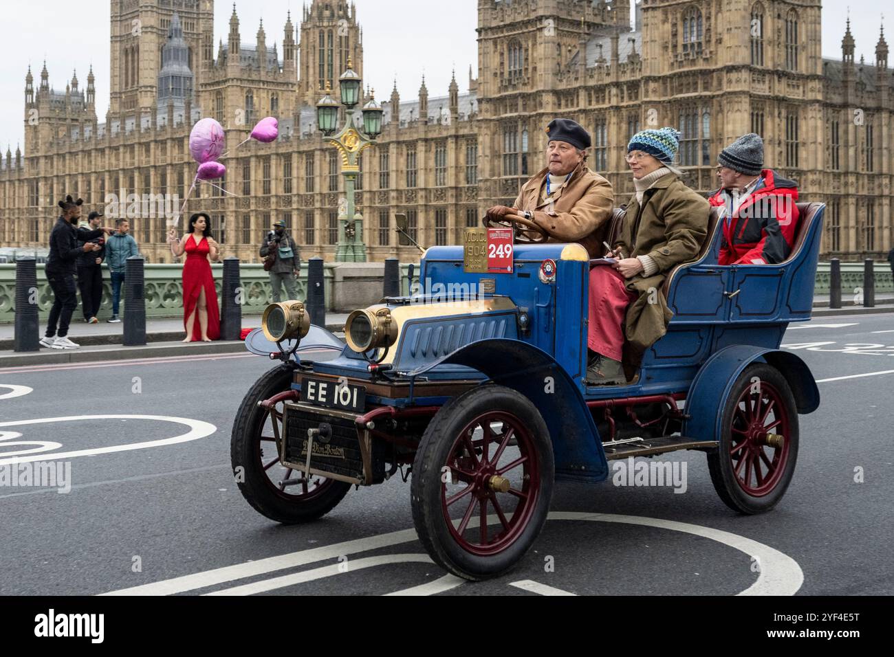 Londra, Regno Unito. 3 novembre 2024. Partecipanti a un De Dion Bouton del 1904, proprietario Edward Bradley, sul Westminster Bridge durante la 128a corsa di auto da Londra a Brighton Veteran Car Run. I veicoli d'epoca precedenti al 1905 celebrano l'Emancipation Run e il Locomotives on Highway Act, aumentando il limite di velocità da 4 mph a 14 mph, eliminando la necessità che i veicoli siano preceduti da un uomo che sventolava una bandiera rossa di avvertimento, dando agli automobilisti la libertà della strada. Quest'anno, l'evento celebra i 120 anni del Ladies Automobile Club. Crediti: Stephen Chung / Alamy Live News Foto Stock