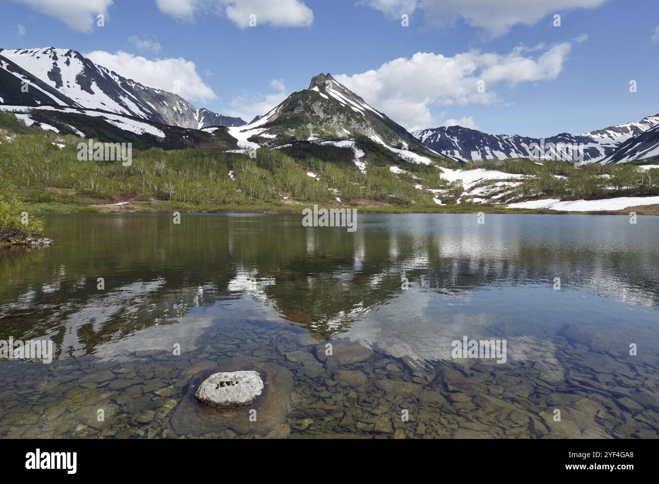 Paesaggio montano estivo della penisola di Kamchatka: Vista della catena montuosa Vachkazhets, del lago e delle nuvole nel cielo blu in una splendida giornata di sole. Eurasia, Rus Foto Stock