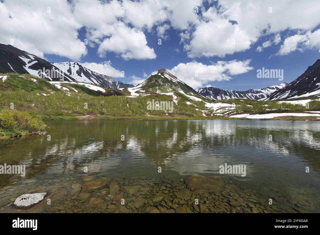Splendido paesaggio estivo della penisola di Kamchatka: Vista della catena montuosa Vachkazhets, del lago di montagna e delle nuvole nel cielo blu nelle giornate di sole. Eurasia, Rus Foto Stock