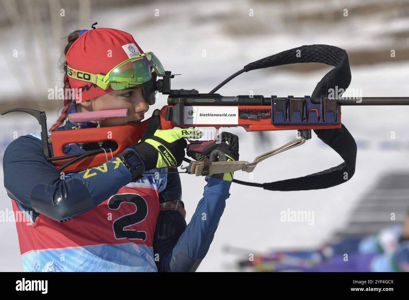 Mira biatleta sportiva, tiro al fucile, ricarica la posizione eretta. Biatleta Polina Yegorova Kazakistan nel poligono di tiro. Kit biathlon Junior Foto Stock