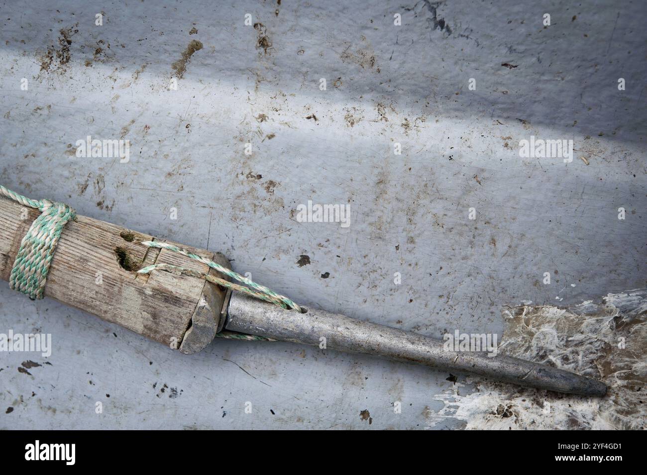 Punta di un arpione, cacciatore di Inuit, vicino all'insediamento Inuit Tiniteqilaaq o Tiilerilaaq groenlandese, fiordo Sermilik, Groenlandia orientale, Groenlandia, Nord America Foto Stock