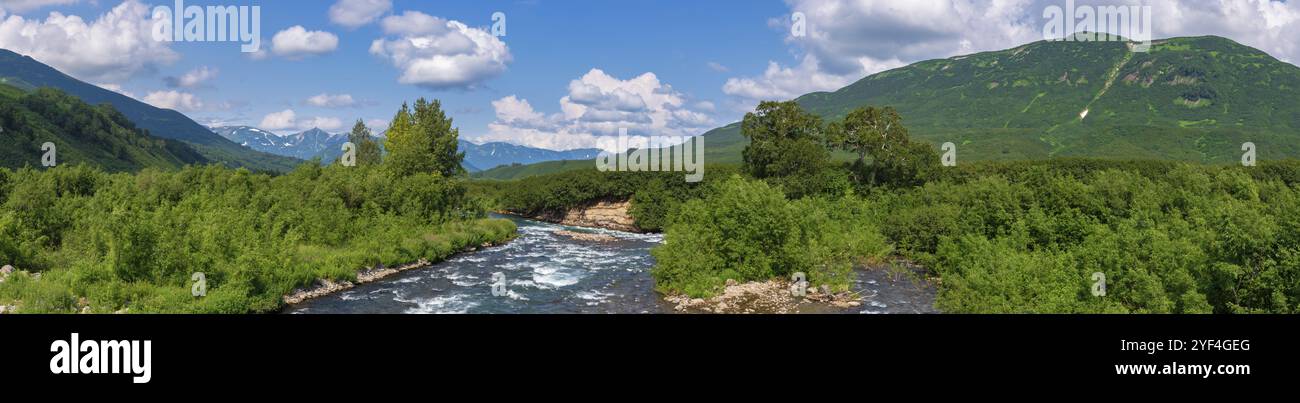 Vista panoramica del bellissimo paesaggio estivo, delle acque torrenti del fiume di montagna e della foresta verde sulle colline lungo la riva del fiume nella giornata di sole con nuvole bianche i Foto Stock