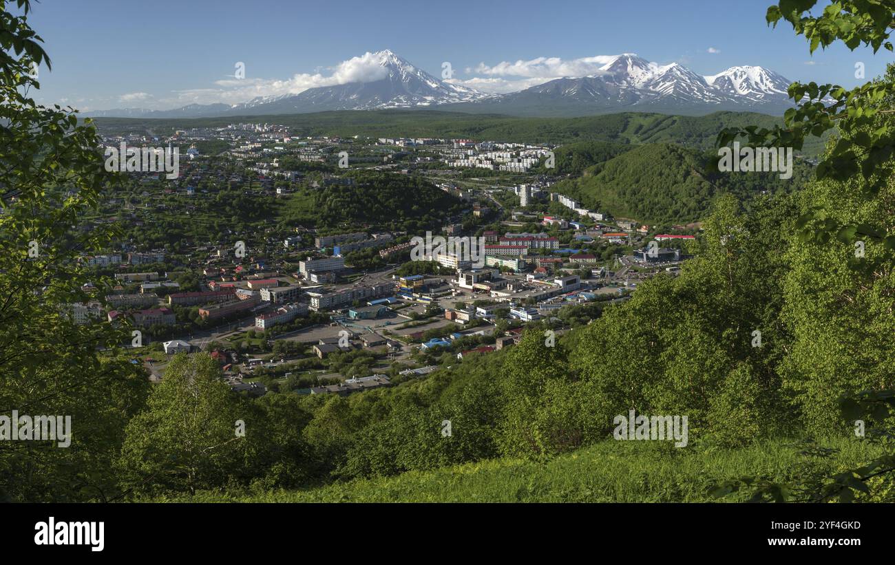 PETROPAVLOVSK CITY, PENISOLA DI KAMCHATKA, ESTREMO ORIENTE RUSSO, 8 LUGLIO 2018: Paesaggio panoramico estivo di Petropavlovsk-Kamchatsky sullo sfondo di majes Foto Stock