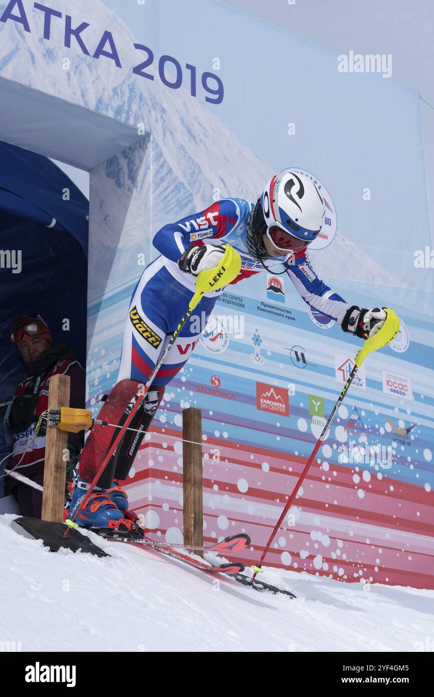 Sportive starter mountain sciatore alla linea di partenza slalom, sci alpino Cup al russo lo sci alpino campionato della Federazione Internazionale di Sci Champion Foto Stock