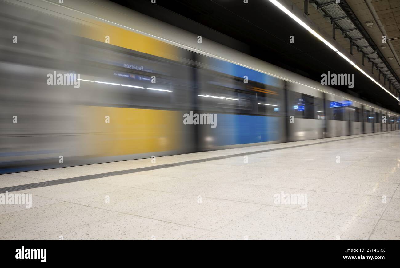 Ingresso sotterraneo S-Bahn, treno, Generation 2024, piattaforma, fermata, stazione di Feuersee, trasporti pubblici, effetto movimento, Stoccarda, Baden-Wuerttemberg, Foto Stock