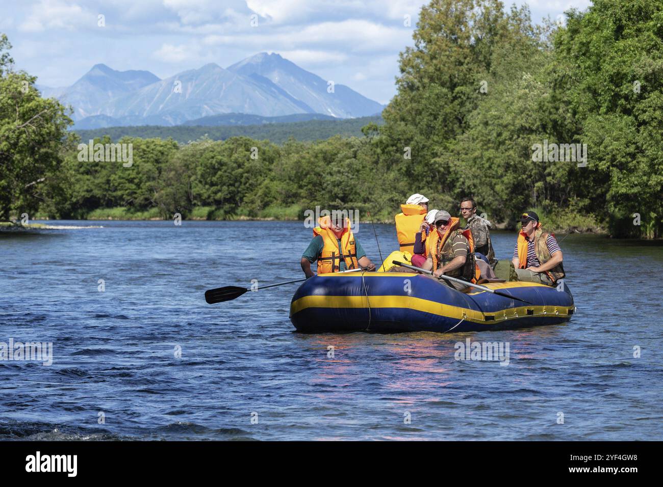 FAST RIVER, PENISOLA DI KAMCHATKA, ESTREMO ORIENTE RUSSO, 25 LUGLIO 2016: Rafting estivo sulla Kamchatka, gruppo di turisti, viaggiatori che galleggiano sul fiume calmo Foto Stock