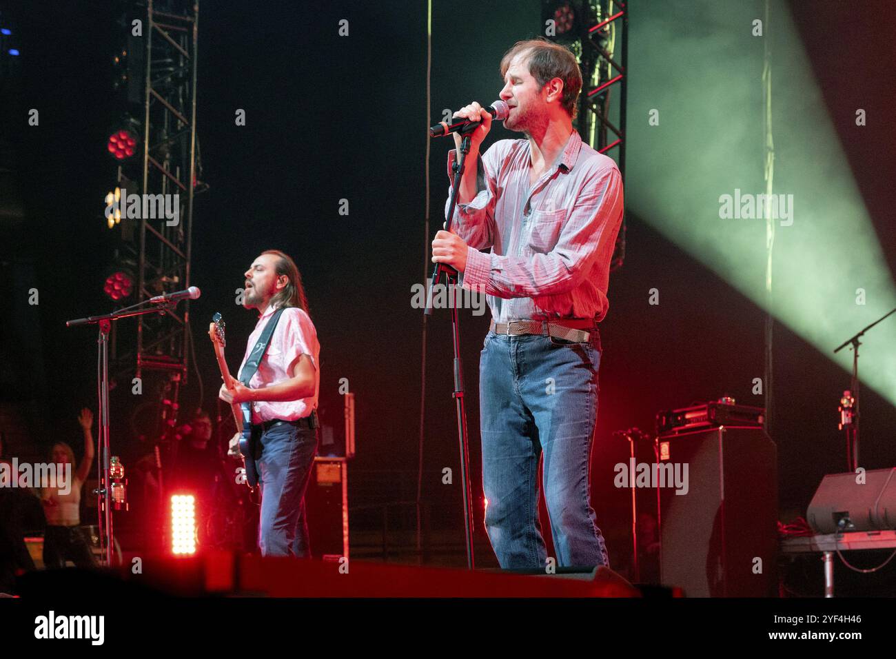 Michael Marco Fitzthum, alias Marco Michael Wanda, cantante, Wanda, Indie Rock, Pop, Austria, live su ENDE NIE Tour 2024 al sold out Max-Schmeling-Hall Foto Stock