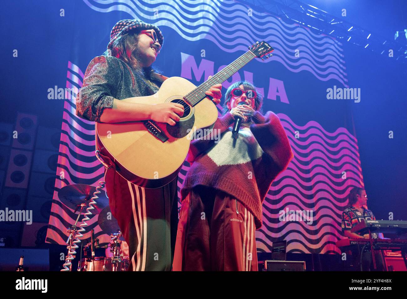 Isabella Streifeneder, cantante, destra, mola, rock band, Germania, al Max-Schmeling-Halle di Berlino il 1° novembre 2024, Europa Foto Stock