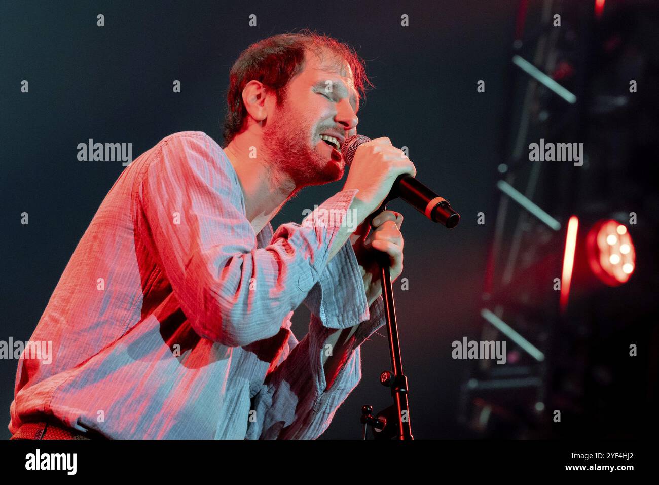 Michael Marco Fitzthum, alias Marco Michael Wanda, cantante, Wanda, Indie Rock, Pop, Austria, live su ENDE NIE Tour 2024 al sold out Max-Schmeling-Hall Foto Stock