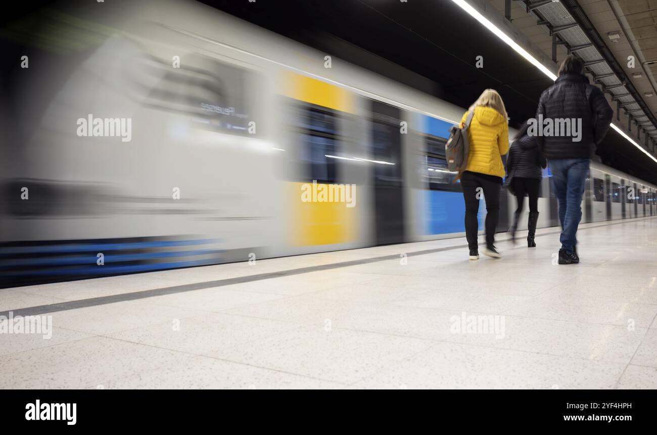 Ingresso sotterraneo S-Bahn, treno, Generation 2024, piattaforma, fermata, stazione di Feuersee, trasporti pubblici, effetto movimento, viaggiatori, Stoccarda, Baden-Wai¿½ Foto Stock