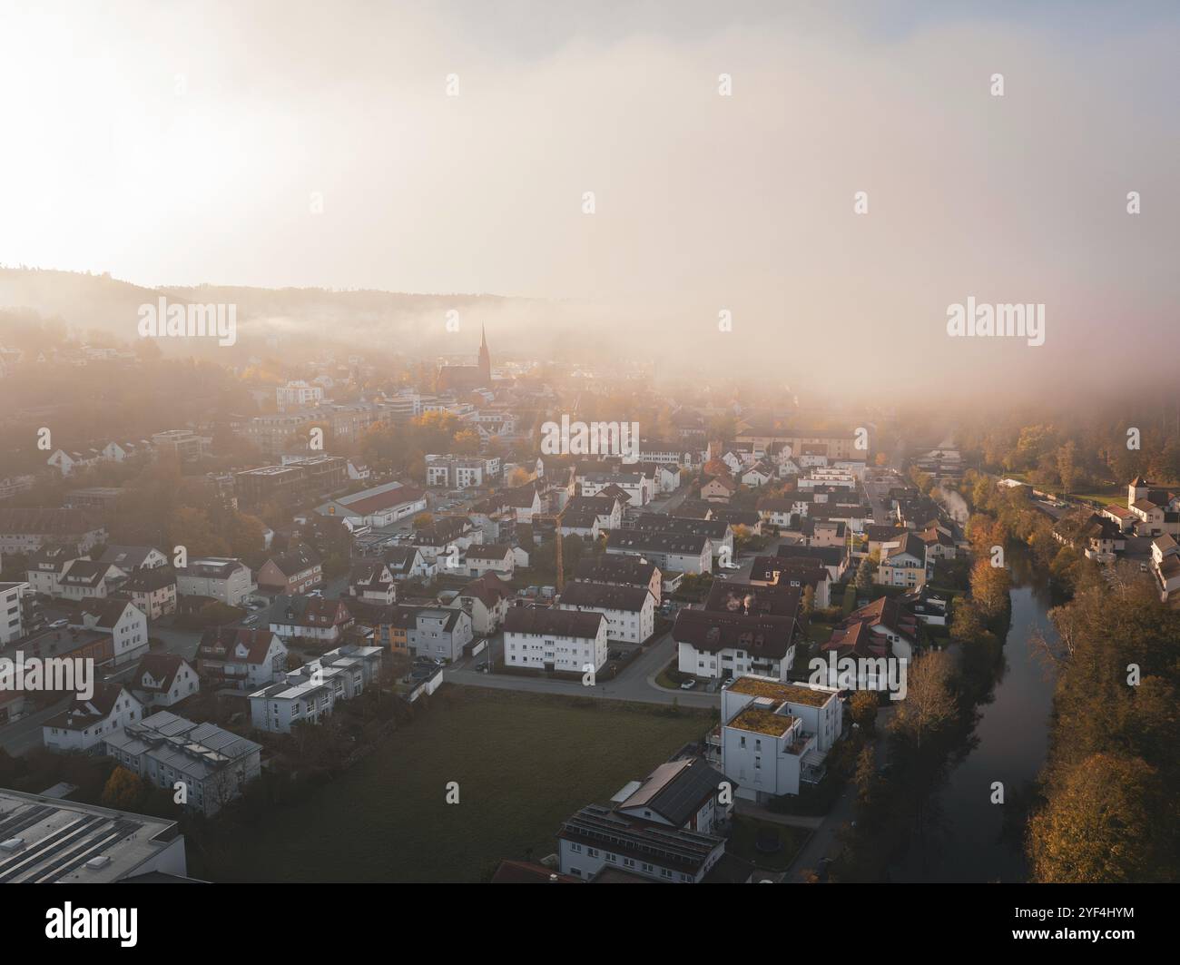 Una città al crepuscolo con torre della chiesa e atmosfera nebbiosa in autunno, Nagold, Foresta Nera, Germania, Europa Foto Stock