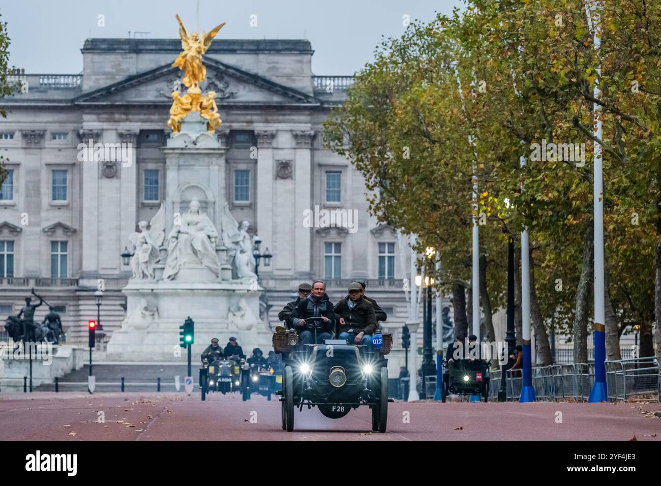 Londra, Regno Unito. 3 novembre 2024. La prima ondata arriva dal Mall - RM Sotheby's London al Brighton Veteran Car Run 2024 organizzato dal Royal Automobile Club ed è il 120° anniversario del Ladies' Automobile Club - circa 350 auto veterane, con molti piloti in costume d'epoca fanno il viaggio di 60 miglia. I veicoli sono per lo più a benzina, ma alcuni sono alimentati a vapore e diversi veicoli elettrici molto precoci, tutti costruiti prima del 1905. Crediti: Guy Bell/Alamy Live News Foto Stock