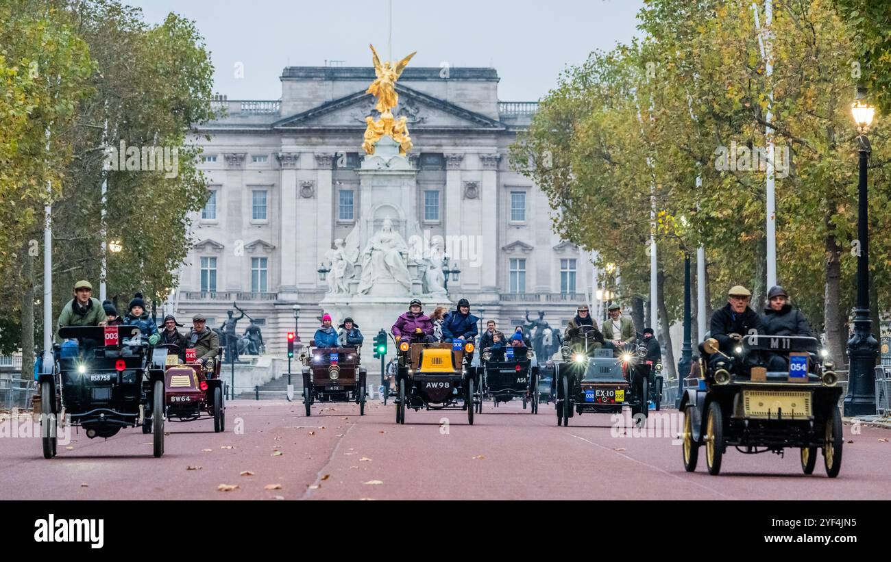 Londra, Regno Unito. 3 novembre 2024. La prima ondata arriva dal Mall - RM Sotheby's London al Brighton Veteran Car Run 2024 organizzato dal Royal Automobile Club ed è il 120° anniversario del Ladies' Automobile Club - circa 350 auto veterane, con molti piloti in costume d'epoca fanno il viaggio di 60 miglia. I veicoli sono per lo più a benzina, ma alcuni sono alimentati a vapore e diversi veicoli elettrici molto precoci, tutti costruiti prima del 1905. Crediti: Guy Bell/Alamy Live News Foto Stock