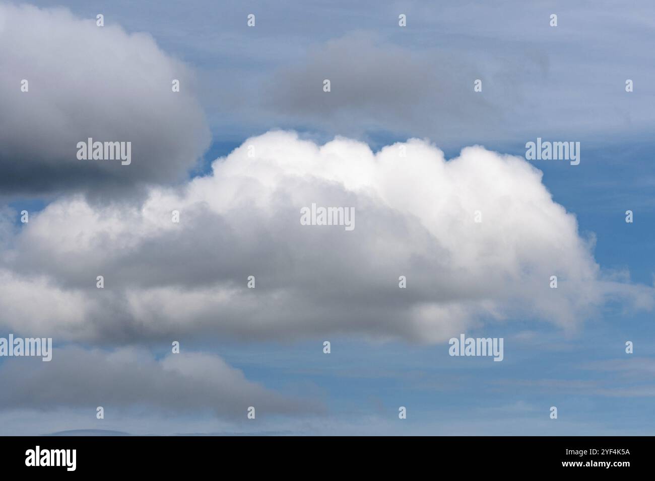 Splendido paesaggio nuvoloso, nuvole mozzafiato che fluttuano attraverso il cielo azzurro e soleggiato per cambiare il tempo. Vista dello sfondo naturale della meteorologia Foto Stock