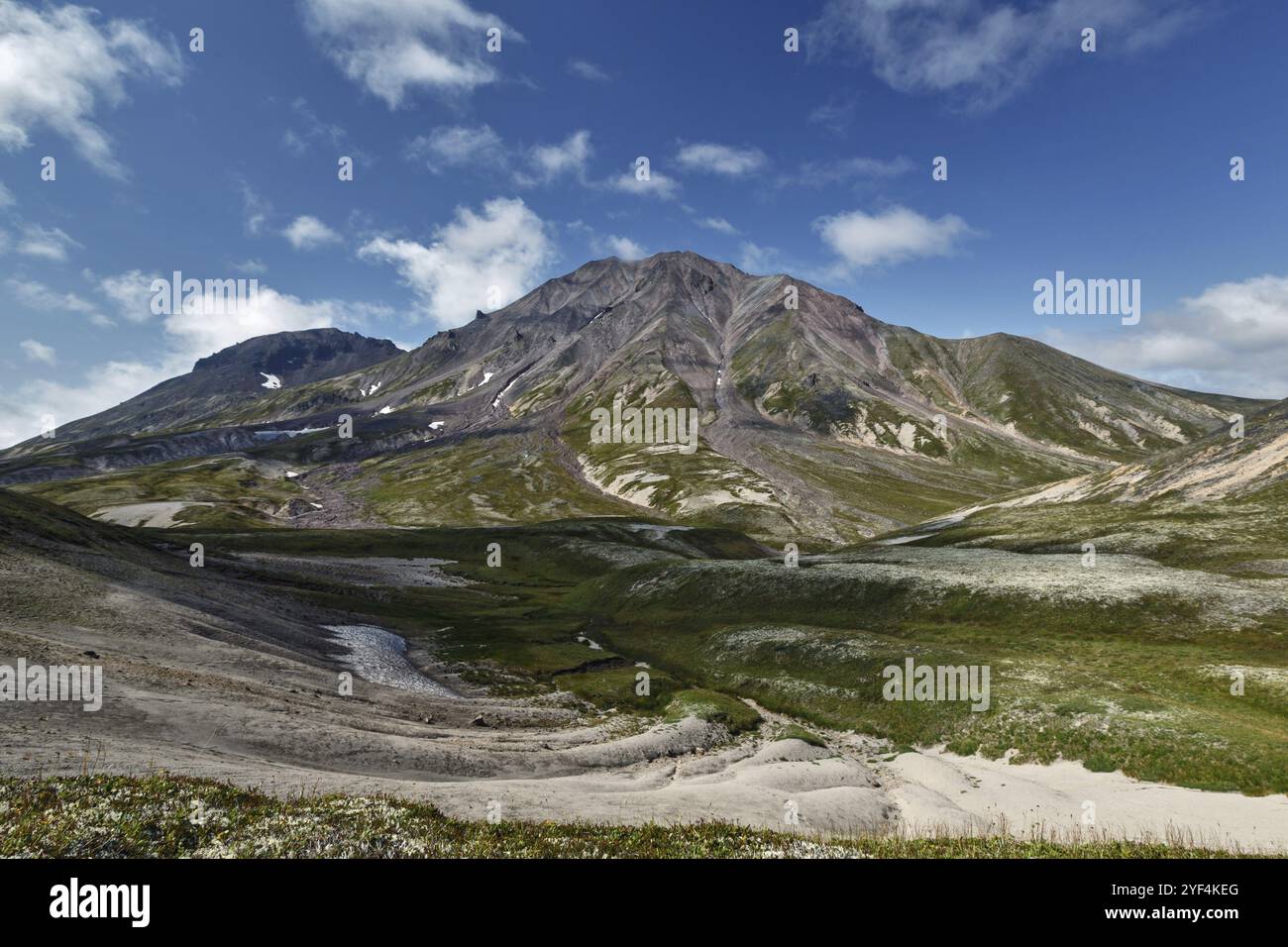 Paesaggio montano estivo della penisola di Kamchatka: Splendida vista del vulcano Cone Khangar durante il giorno di sole. Eurasia, Estremo Oriente russo Foto Stock