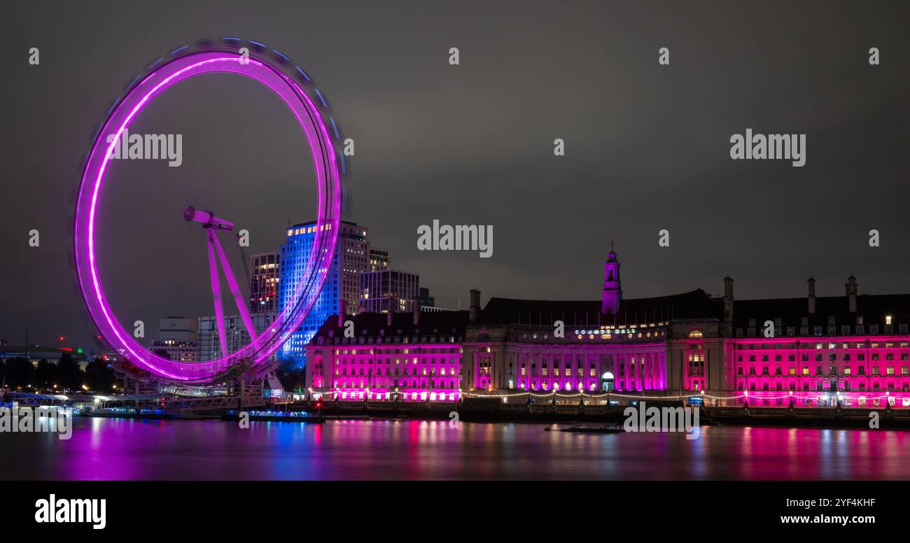 Vista a lunga esposizione del London Eye e del municipio con riflessioni sul Tamigi, Londra, Regno Unito Foto Stock