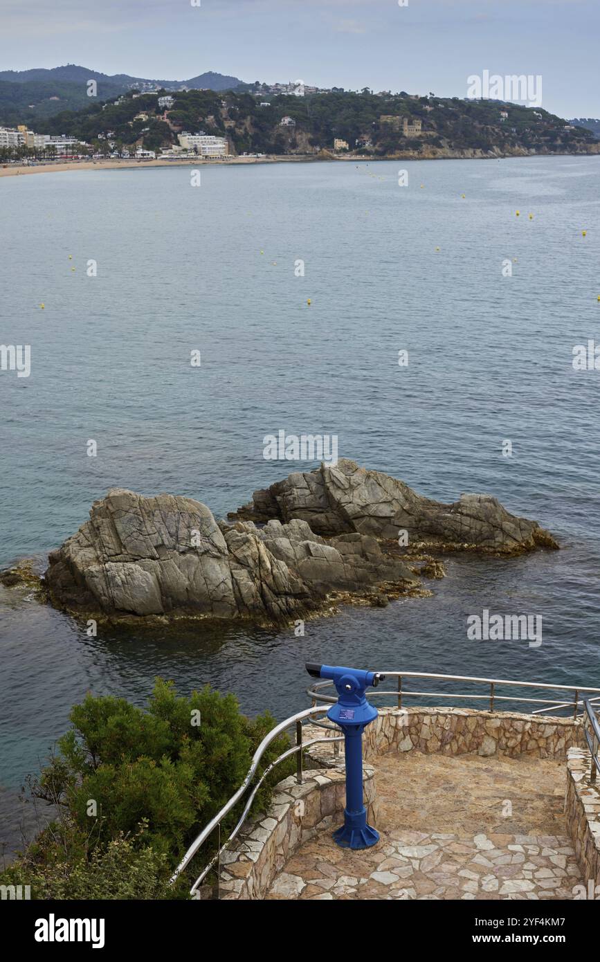 Rocce con vista mare e telescopio turistico. Sea Rocks Telescope Lookout. Binocolo stazionario, telescopio, torre di osservazione o oscilloscopio, onde oceaniche su roccioso cragg Foto Stock