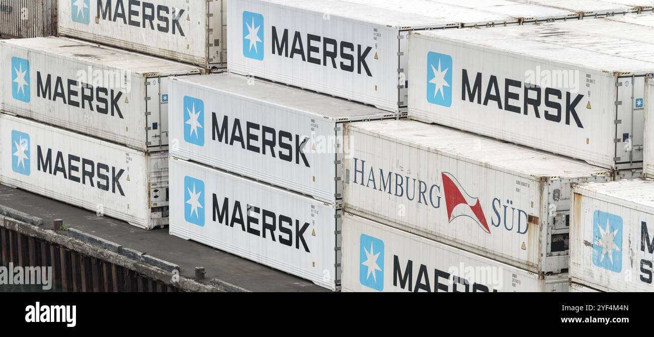 Un grande gruppo di container merci marittimi Maersk e Hamburg Sued si è accatastato sul molo nel deposito del terminal container nel porto marittimo commerciale di Pacific Oce Foto Stock