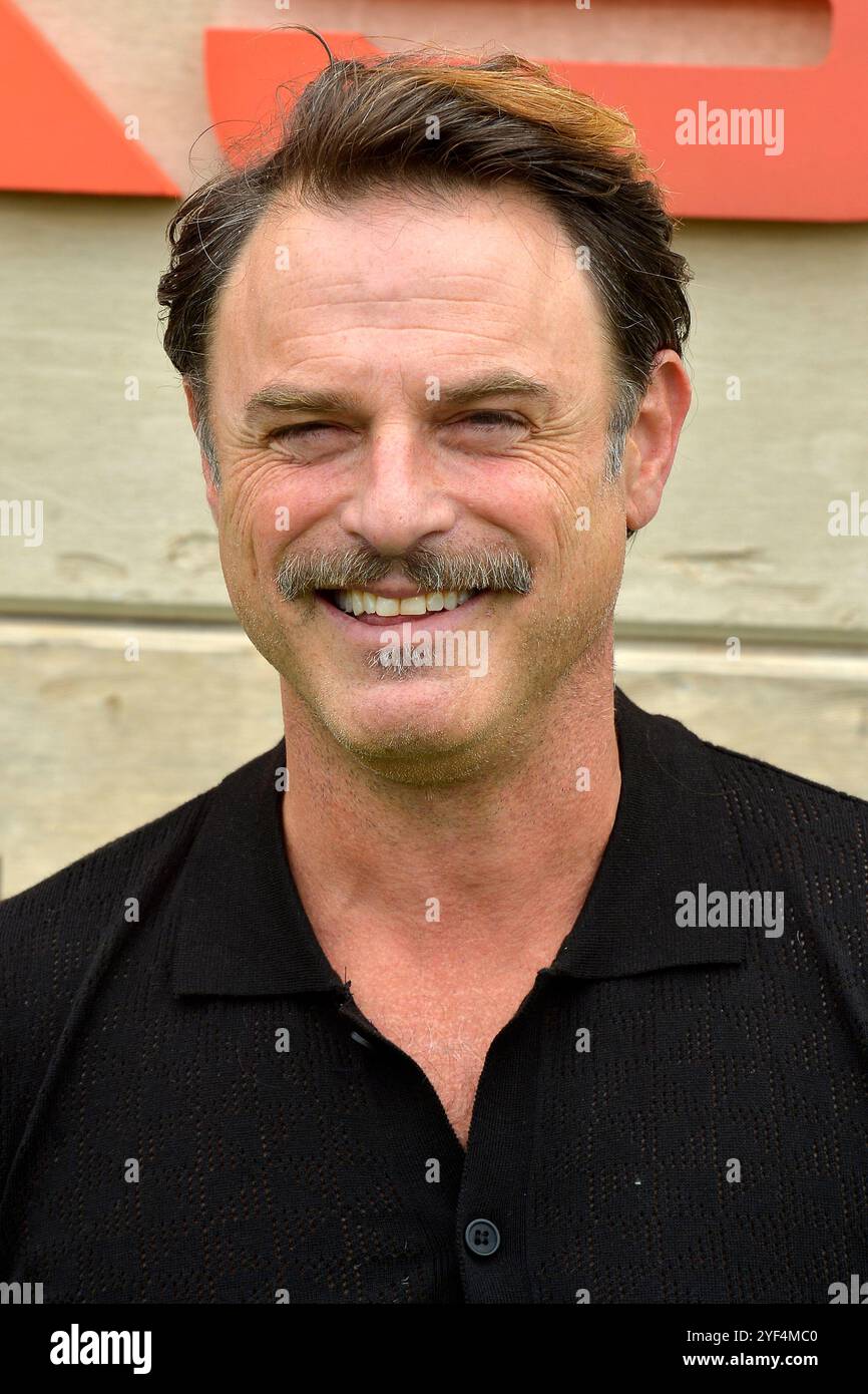 Tony Crane beim Netflix Event "Poguelandia: An Outer Banks Experience" zum 2. Teil der 4. Staffel der serie "Outer Banks" im Barker Hangar. Santa Monica, 02.11.2024 anni Foto Stock