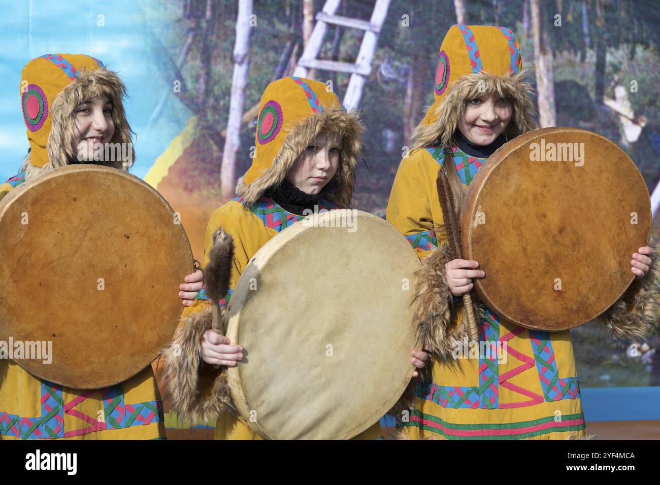 Ragazze che ballano con tamburello in abiti nazionali abitanti indigeni Kamchatka. Concerto, celebrazione Koryak festa rituale nazionale Hololo, giorno o Foto Stock