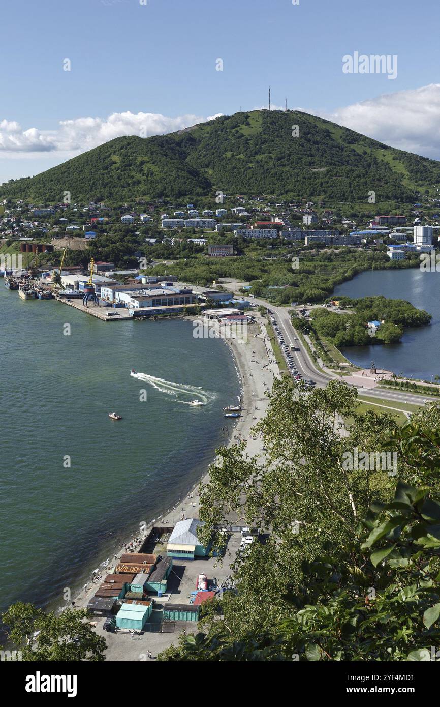 Splendido paesaggio estivo della città: Vista del porto Petropavlovsk-Kamchatsky, della baia di Avacha e del monte Mishennaya. Estremo Oriente, Russia, penisola di Kamchatka, UE Foto Stock