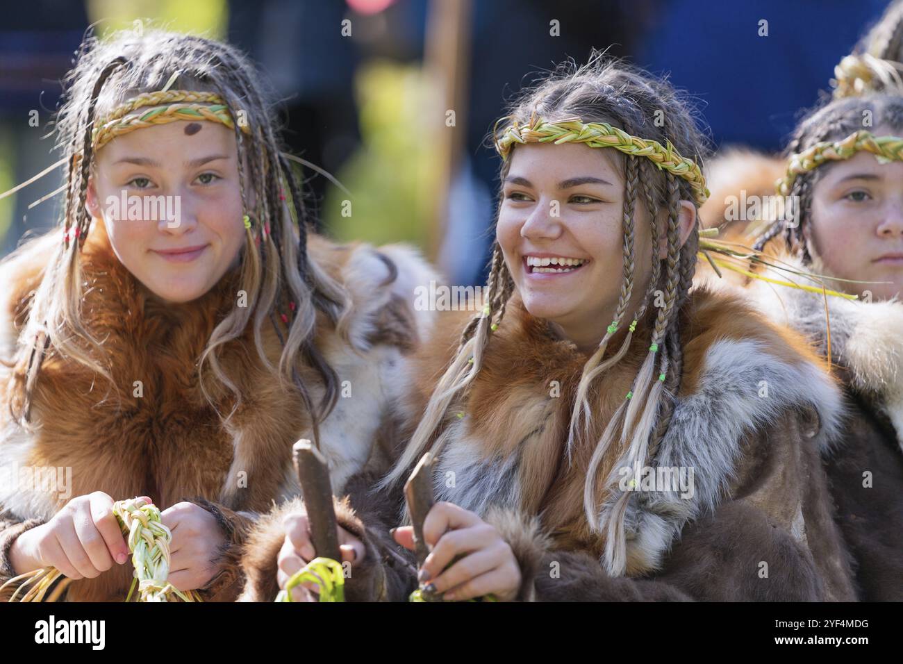 Espressione di due ragazze sorridenti in abbigliamento tradizionale più in anticipo della penisola di Kamchatka. Itelmens nazionale festival rituale di ringraziamento natura Alhal Foto Stock