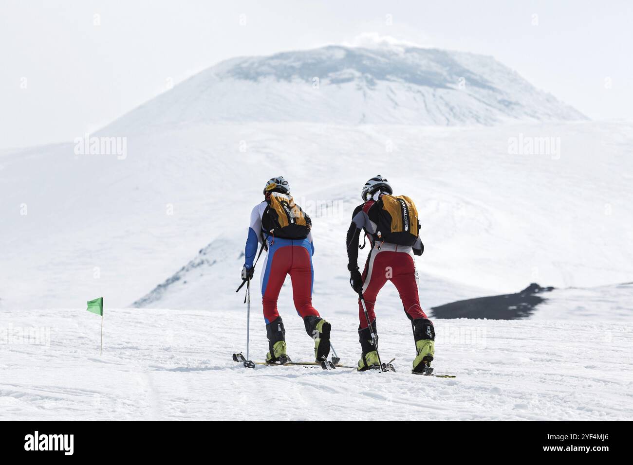 KORYAK, AVACHA VOLCANOES, KAMCHATKA, RUSSIA, APRILE 27, 2014: gli scialpinisti del team scalano il vulcano Avachinsky con gli sci. Sci alpinismo Team Race Foto Stock