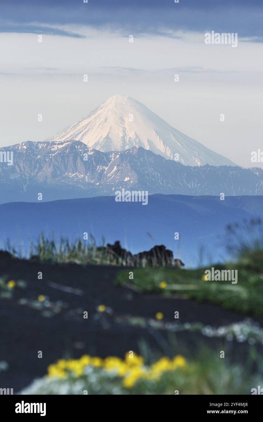 Paesaggio vulcanico estivo della penisola di Kamchatka: Vista del vulcano Kronotsky attivo (Kronotskaya Sopka) con il tempo limpido e la giornata di sole. Eurasia, Russia F Foto Stock