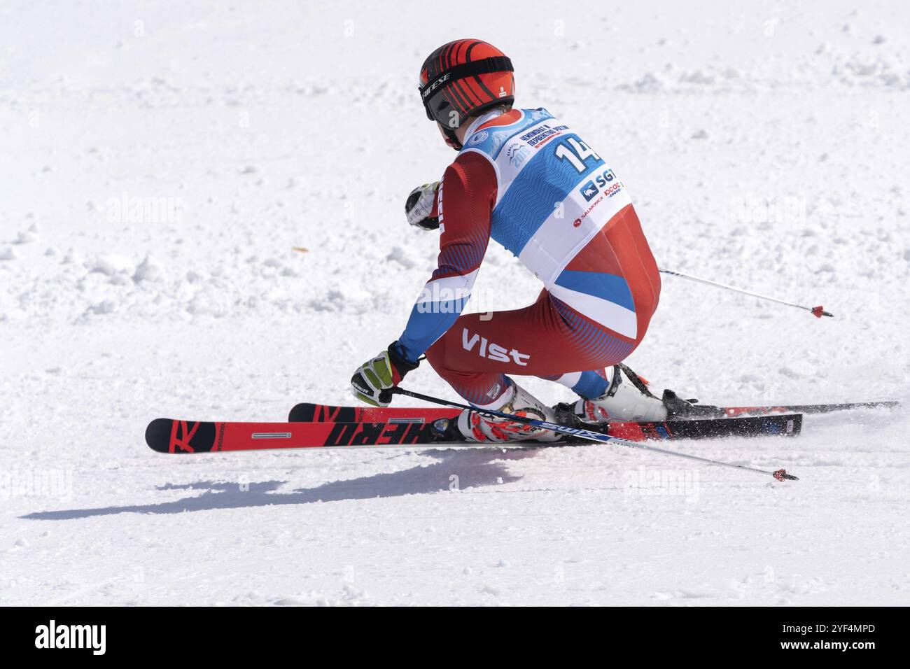 KAMCHATKA, RUSSIA, 1 APRILE 2019: Coppa russa di sci alpino, slalom gigante del campionato della Federazione sciistica internazionale. Sciatore di montagna Trihichev Pavel Mo Foto Stock