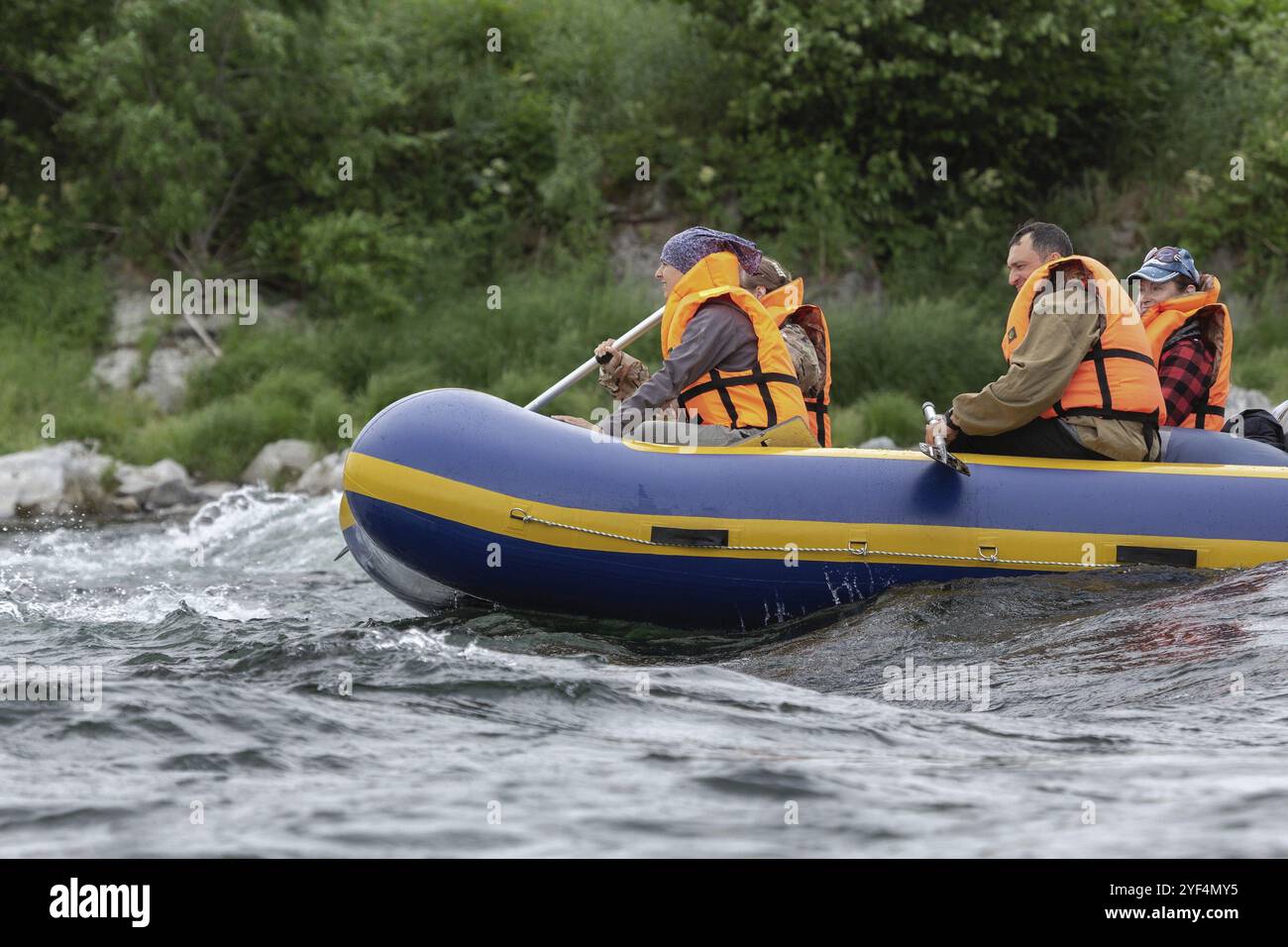 FAST RIVER, PENISOLA DI KAMCHATKA, RUSSIA, 15 LUGLIO 2016: Rafting estivo in condizioni meteorologiche cupe: Rafting in barca con squadre di rafting a bordo i turisti galleggiano su W Foto Stock