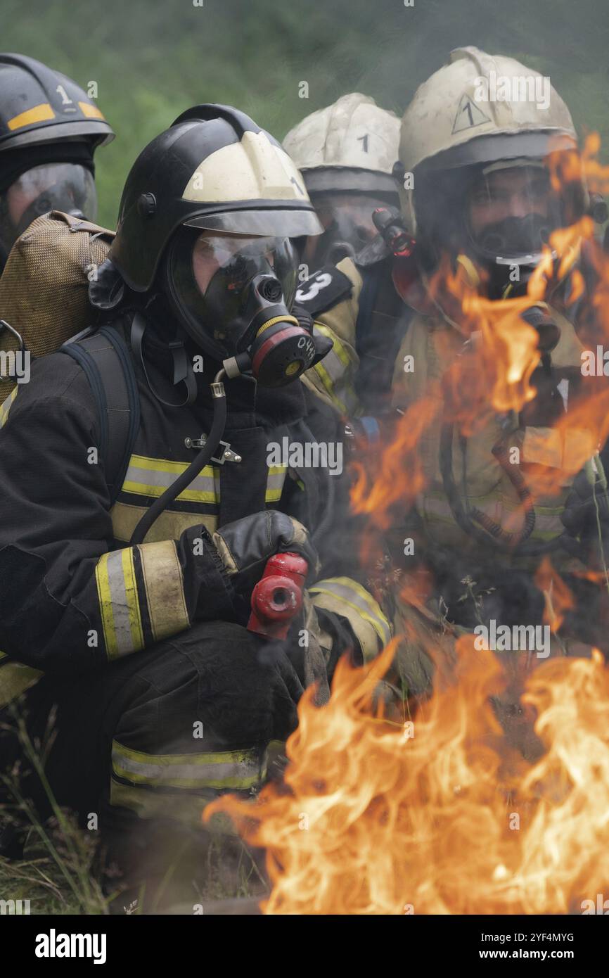 I vigili del fuoco del fuoco Dipartimento federale servizio antincendio in Kamchatka durante l'estinzione di incendi, formazione per superare la zona di fuoco della formazione psicologica Foto Stock