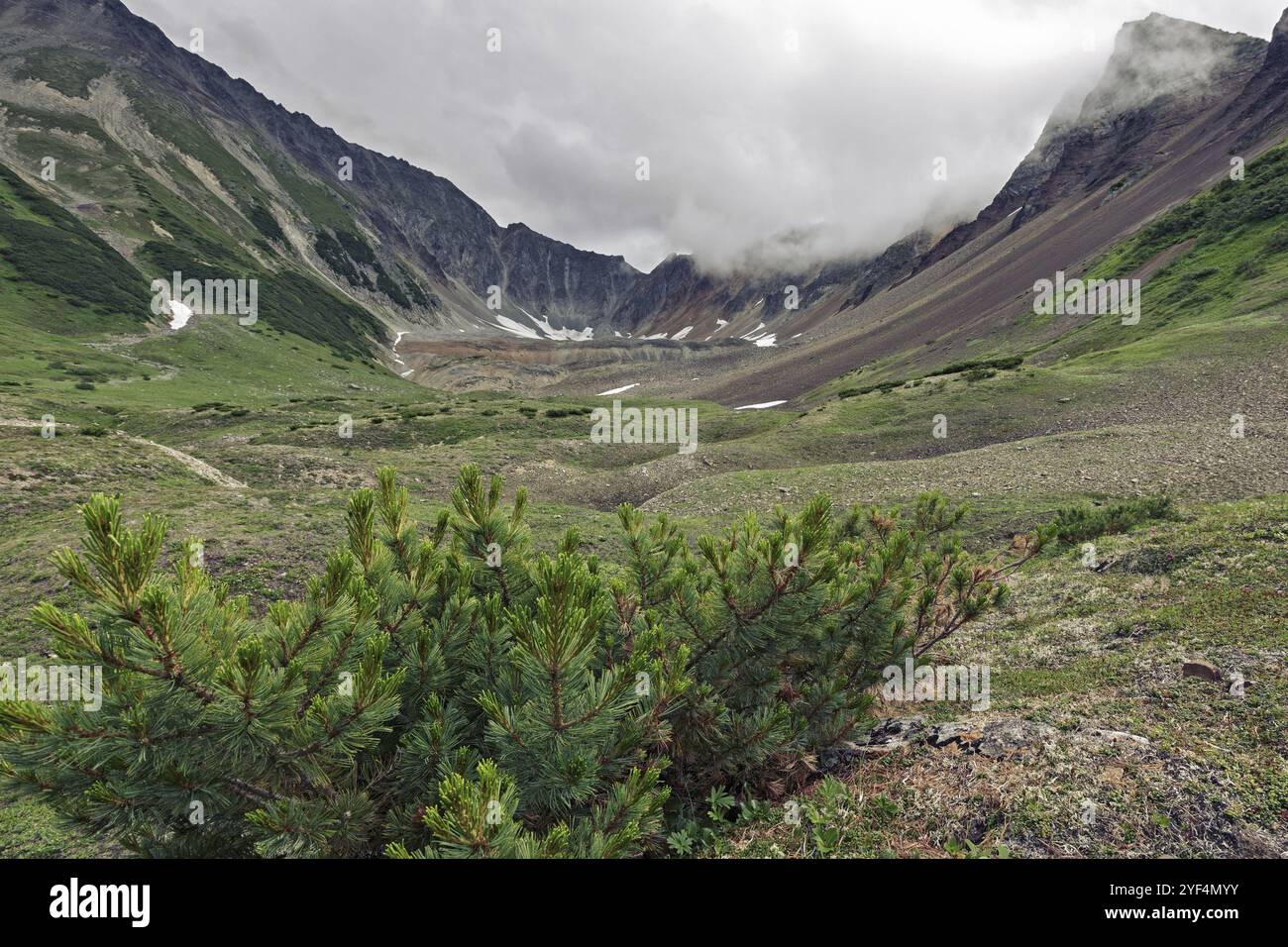Paesaggio montano estivo della penisola di Kamchatka: Splendida vista della catena montuosa Vachkazhets, circo di montagna con pendii rocciosi in condizioni meteorologiche eccessive. Foto Stock