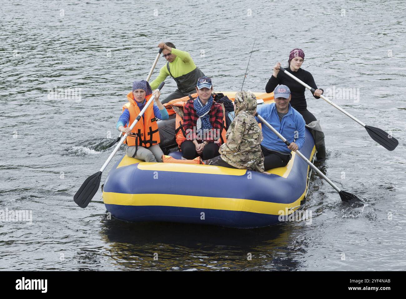 FAST RIVER (FIUME BYSTRAYA), PENISOLA DI KAMCHATKA, RUSSIA, 13 LUGLIO 2016: Rafting estivo su Kamchatka con il tempo nuvoloso: Rafting in barca con i viaggiatori Foto Stock